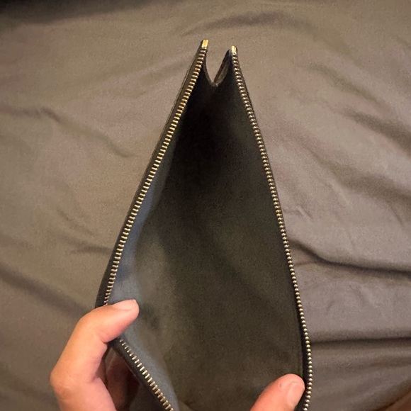 EUC LV Pochette accessories in black epi - Picture 9 of 10